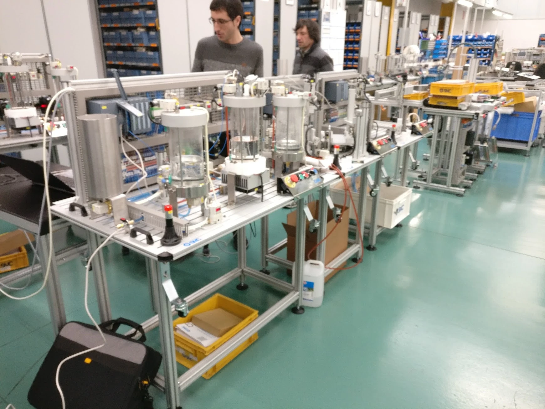 Complete IPC training line at the SMC factory in Vitoria, Spain, with process-control vessels, bottling equipment and storage stations.